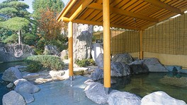 日本庭園を望みながらの入浴が楽しめる