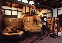 等身大の人形で、蒸米の工程では大釜の上にこしきを乗せて米を蒸し、できた蒸米は摂氏100度におよぶ作業を再現