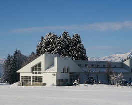 白を基調にした建物は雪景色によく似合う