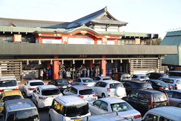 日本で初めて自動車の交通安全の御祈祷を行った寺院として有名