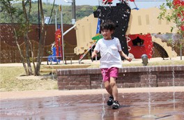 どの年齢の子どもにも人気の水遊びができる噴水広場