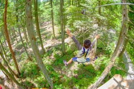 北海道の雄大な森を見下ろしながら滑り降りるジップスライドなどを楽しめる