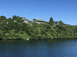 すべての客室から芦ノ湖と富士山を同時に眺められる絶景宿