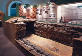 第1常設展示室では古代遺跡の紹介と出土品を展示