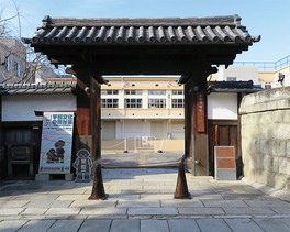 正門、石塀は国登録文化財に指定されている