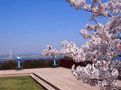 大阪湾や明石海峡大橋を見渡せる展望広場