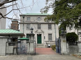 旧館の旧英国総領事館は横浜市指定文化財