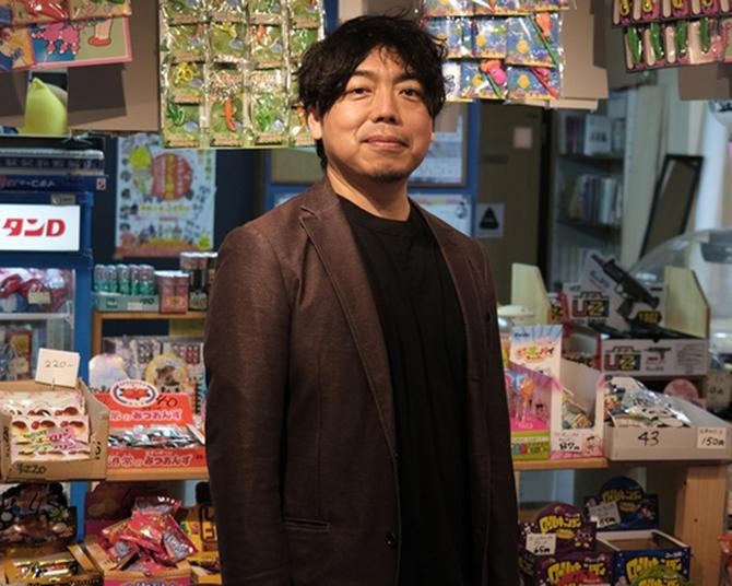 駄菓子を売るデザイナー