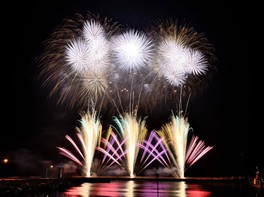 祭り初日の夜を華やかに彩る