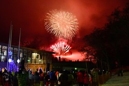 打ち上げ花火が蔵王温泉スキー場の夜空を彩る