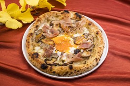 「RIGOLETTO ROTISSERIE AND WINE」イタリア産ポルチーニのビスマルクピザ(2500円) ※ソラマチ限定