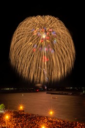 夜空を覆う圧巻の正三尺玉