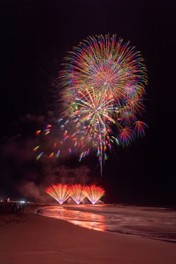海辺を赤く染める水中花火