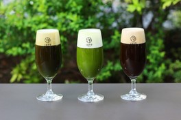 写真左から1899抹茶黒ビール、1899抹茶ビール、1899ほうじ茶黒ビール