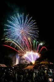 約3000発の花火が夏の夜空に打ち上げられる