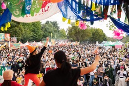 カリブ、ラテンアメリカ出身または深い関わりのあるDJやアーティストによる陽気なサウンドが会場を盛り上げる