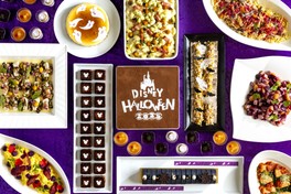 ハロウィーンらしい色彩の料理がずらりと並ぶ期間限定のブッフェ