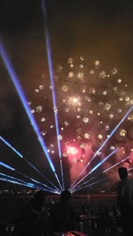 レーザーと花火が夜空を彩る瞬間(イメージ)