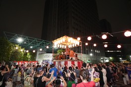 野外広場に盆踊りのやぐらが登場