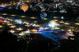 夜の青葉山公園が光で満たされるナイトイベント