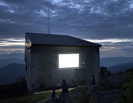 標高1770メートルの山頂エリアに設置された特設スクリーンで映画鑑賞を楽しめる