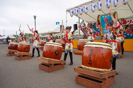 北海ソーラン太鼓少年団が演奏を披露