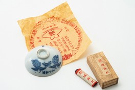 大正期～昭和初期に伊勢半が使用していたブランド「艶蝶」の商品