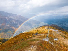鮮やかに染まる山々を見られる