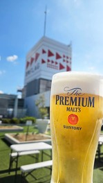 世界各国の種類豊富な料理が並ぶビアガーデン
