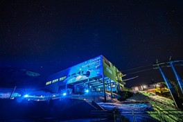 宇宙を描いた駅舎のライトアップ
