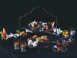 ハロウィンをテーマにした漆黒のスイーツが並ぶ