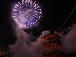 祭り会場から2000発の花火が打ち上がる様子を見られる