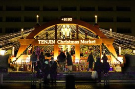クリスマスマーケットの会場の光が天神を暖かく照らす