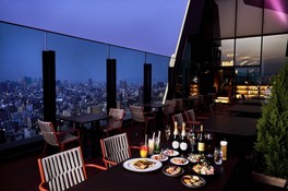 大阪市街をパノラマビューで見渡せるホテルのルーフトップレストランで開催