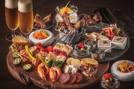 夜景を眺めながらフレンチシェフ自慢の料理と冷たいビールで乾杯できる