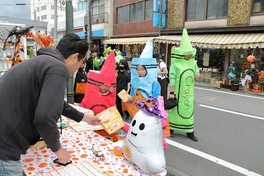 商店街の参加店舗で菓子がもらえるスタンプラリー