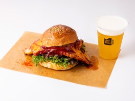 「クラフトビアマーケット」周年記念！ジャイアントスモークベーコンチーズバーガ(2400円)、周年限定ビール(850円〜)