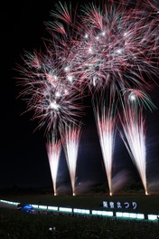 夏の夜空を一面のスターマインが照らし出す