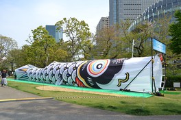 1階ガレリアに登場する長さ約25メートルの巨大なこいのぼり ※画像は東京ミッドタウン(六本木)での過去の様子
