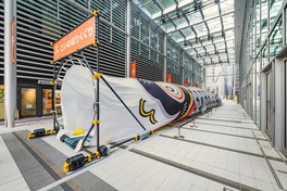 1階ガレリアに登場する長さ約25メートルの巨大なこいのぼり ※画像は過去の様子