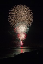 毎年恒例の記念花火も好評だ