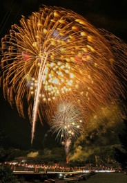 佐久市恒例の大会で迫力満点の花火が夏を彩る