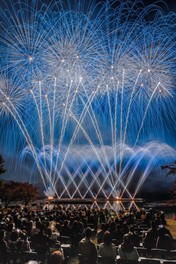 青い光が夜空と湖を包み込む大迫力の花火