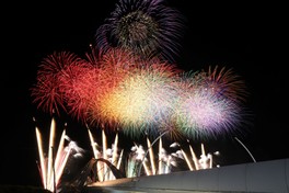 虹色に染まる夜空を彩る大輪の競演