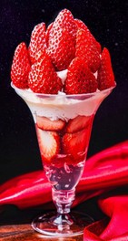浦河「うらかわ菅農園」夏いちごの贅沢いちごパフェ1890円(各日30個限り)　※第1週