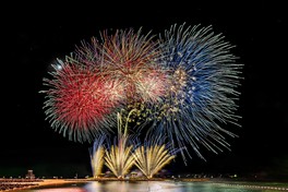 一面に広がる海の眺めと見ごたえたっぷりの花火を楽しめる