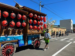 伝統芸能の舞や神輿渡御、だんじりと関船の巡行などが行われる