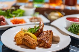 多彩な酒をさらにおいしくするワンプレート料理