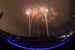 色とりどりの大輪が夜空に舞う瞬間(イメージ)