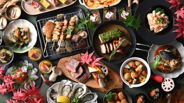 旬の食材をふんだんに使ったメニューや、音や香りで五感を心地よく刺激するシェフの実演メニューが提供される